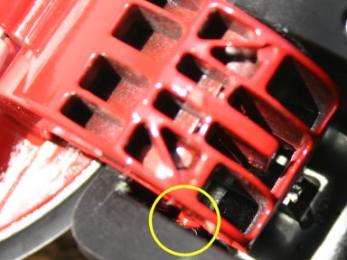 Der Blick in den Karosserieeinsatz zeigt einen der beiden Zapfen (gelb markiert) die das Scharnier der Tankklappe bilden. 