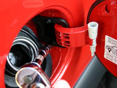 Ein Winkelstück hilft beim Lösen der beiden Torxschrauben. Ein Winkelstück hilft beim Lösen der beiden Torxschrauben.