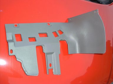 Die entfernte untere Armaturenverkleidung. Die entfernte untere Armaturenverkleidung.