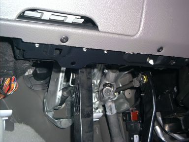 Ansicht des Fußraums nach dem Entfernen von Verkleidung und Heizungskanal. Ansicht des Fußraums nach dem Entfernen von Verkleidung und Heizungskanal.