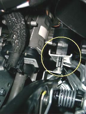 Bremslichtschalter im Opel Zafira. Bremslichtschalter im Opel Zafira.