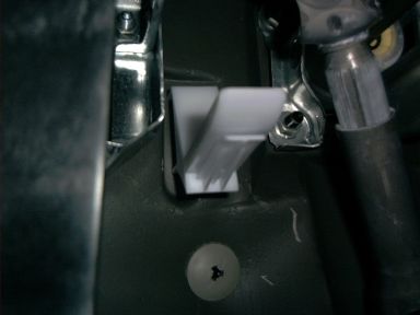 Eine der beiden Plastikführungen zur Aufnahme der Armaturenverkelidung. Eine der beiden Plastikführungen zur Aufnahme der Armaturenverkelidung.