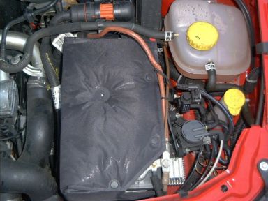 Das Massekabel der Batterie liegt nicht an seinem Platz und zeigt Bissspuren. Das Massekabel der Batterie liegt nicht an seinem Platz und zeigt Bissspuren.