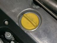 Öldeckel im Opel Zafira. Öldeckel im Opel Zafira.