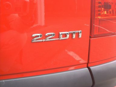 Motorbezeichnung des 2.2 DTI auf der Heckklappe. 