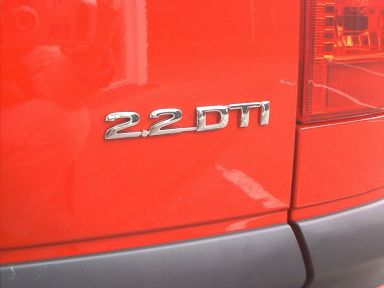 Motorbezeichnung des 2.2 DTI auf der Heckklappe. Motorbezeichnung des 2.2 DTI auf der Heckklappe.