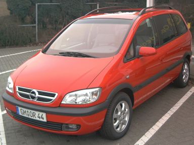 Front und Fahrerseite meines magmaroten Opel Zafira. 