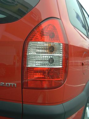 Neue Rückleuchte für den Opel Zafira mit weißem Blinkerglas. 