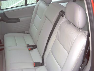 Neue Rücksitzbank im Opel Zafira mit drittem Dreipunktgurt in schattengrauem Leder. 