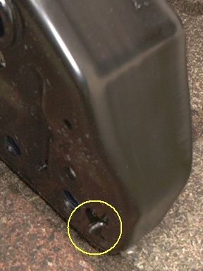 Detailfoto: Sicherungsnase am Gestell der Rücksitzbank. 