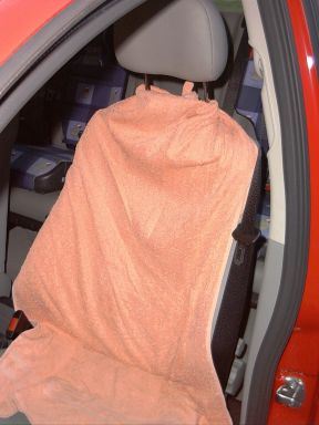 Ich habe den Ledersitz meines Opel Zafira mit einem Badetuch bedeckt. Ich habe den Ledersitz meines Opel Zafira mit einem Badetuch bedeckt.