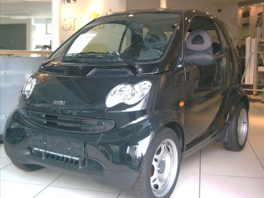 Schwarzer Smart Pure CDI bei der Übergabe im Smart-Center Leverkusen. Schwarzer Smart Pure CDI bei der Übergabe im Smart-Center Leverkusen.