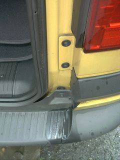 Nahaufnahme der gelösten Stoßfängerbefestigung an der rechten Fahrzeugseite. Nahaufnahme der gelösten Stoßfängerbefestigung an der rechten Fahrzeugseite.