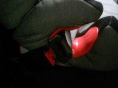 Die Gurtschnalle sitzt beim Maxi-Cosi Rodi XP zu hoch. Die Gurtschnalle sitzt beim Maxi-Cosi Rodi XP zu hoch.