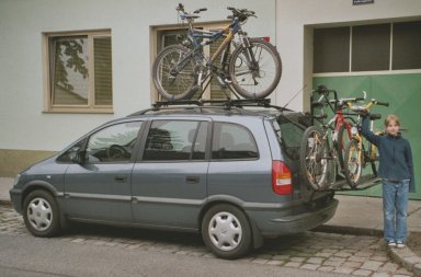 Andreas Eisl transportiert seine Fahrräder sowohl auf dem Dach-, als auch auf dem Heckträger. 