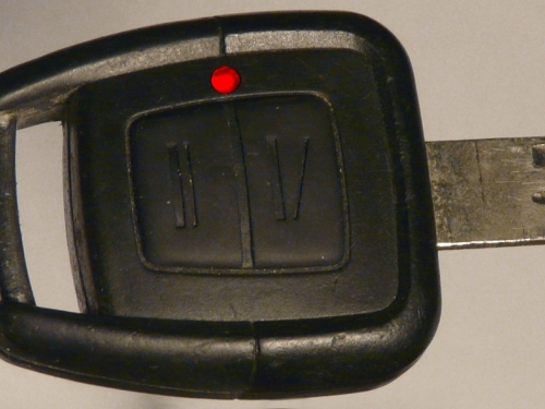 Funkfernbedienung am Schlüssel mit roter Kontrolldiode. 