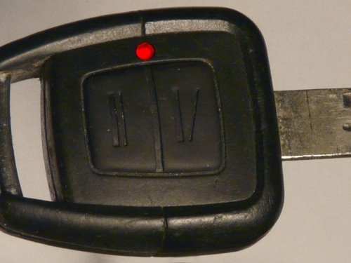 Ansicht der Funkfernbedienung mit roter Kontrolldiode. Funkfernbedienung am Schlüssel mit roter Kontrolldiode.