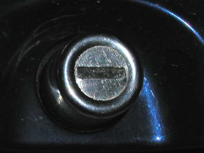 Schutzklappe im Schloß der Fahrertüre. Schutzklappe im Schloß der Fahrertüre.