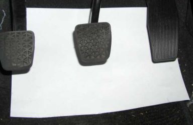 Normale Anordnung der Pedale. Das Bremspedal befindet sich mittig zwischen Kupplung und Gaspedal. Normale Anordnung der Pedale. Das Bremspedal befindet sich mittig zwischen Kupplung und Gaspedal.