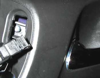 Eine Schraube verbirgt sich hinterm dem Schalter der elektrischen Fensterheber. 