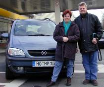 Petra und Michael Rosenberger vor ihrem Zafira 