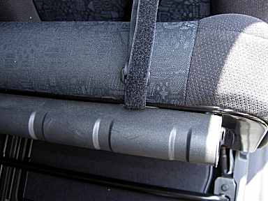 Das Foto zeigt einen Teil der aufgeklappten Sitzfläche der Rücksitzbank mit dem montierten Klettband zur Befestigung des Laderaumabdeckung. 
