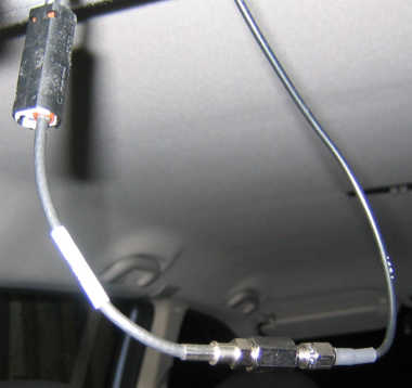 Dachbereich: Links oben die schwarze Opel-Buchse, die auf den Koaxkabeln steckt. Danach der gerade gezeigte Adapter (1) von Opel auf FME. Dann die Kupplung (2) FME/SMA und rechts das Kabel welches von der Antenne, mit SMA Buchse, kommt. 