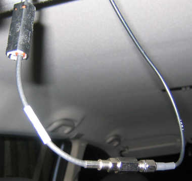 Dachbereich: Links oben die schwarze Opel-Buchse, die auf den Koaxkabeln steckt. Danach der gerade gezeigte Adapter (1) von Opel auf FME. Dann die Kupplung (2) FME/SMA und rechts das Kabel welches von der Antenne, mit SMA Buchse, kommt. Dachbereich: Links oben die schwarze Opel-Buchse, die auf den Koaxkabeln steckt. Danach der gerade gezeigte Adapter (1) von Opel auf FME. Dann die Kupplung (2) FME/SMA und rechts das Kabel welches von der Antenne, mit SMA Buchse, kommt.