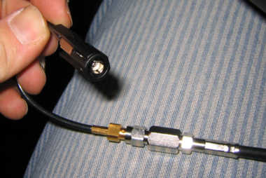 Radiobereich: In der Hand halte ich Adapter (6) mit dem WICLIC-Stecker für das Becker. Das Goldene ist der SMA-Stecker. Danach die Kupplung (5) SMA auf FME und rechts sieht man noch das Verlängungskabel (4) mit FME-Stecker. Radiobereich: In der Hand halte ich Adapter (6) mit dem WICLIC-Stecker für das Becker. Das Goldene ist der SMA-Stecker. Danach die Kupplung (5) SMA auf FME und rechts sieht man noch das Verlängungskabel (4) mit FME-Stecker.