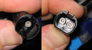Opel-spezifische Stecker als Anschluss der beiden Koaxkabel. Opel-spezifische Stecker als Anschluss der beiden Koaxkabel.