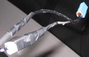 Oben rechts der Opel-Stecker von der alten Antenne. Unten links Strom, darüber die verlöteten Radiokoaxleitungen. Oben rechts der Opel-Stecker von der alten Antenne. Unten links Strom, darüber die verlöteten Radiokoaxleitungen.