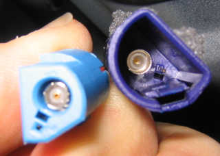Der hellblaue Stecker ist an der Opel-Antenne, die dunkelblaue Buchse am Kabelbaum. Der hellblaue Stecker ist an der Opel-Antenne, die dunkelblaue Buchse am Kabelbaum.