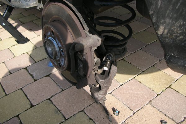Gelöster Bremssattel der Bosch-Bremsanlage. 