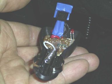 Die Bauteile für die Spannungsstabilisation passen in den Stecker. Die Bauteile für die Spannungsstabilisation passen in den Stecker.