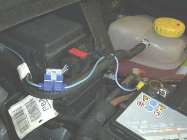 Stromanschluß mit Sicherung direkt an der Batterie im Motorraum. Stromanschluß mit Sicherung direkt an der Batterie im Motorraum.