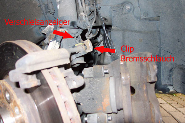 Bremsschlauch und Sensorleitung aus ihren Halterungen lösen. Bremsschlauch und Sensorleitung aus ihren Halterungen lösen.
