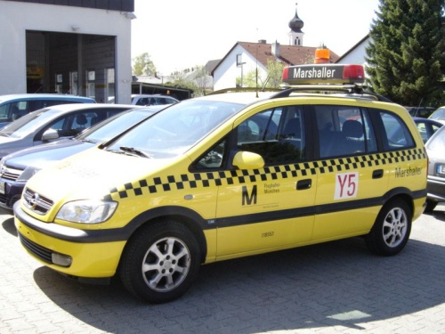 Zafira A als Marshaller des Flughafen München. Zafira A als Marshaller des Flughafen München.
