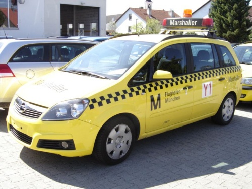 Zafira B als Marshaller des Flughafen München. Zafira B als Marshaller des Flughafen München.