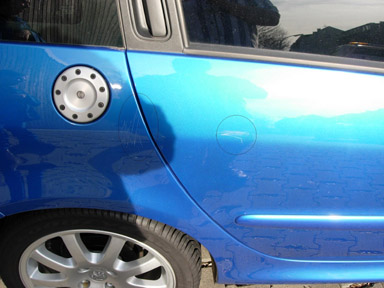 Kratzer auf der Beifahrerseite des Peugeot 206 SW. Kratzer auf der Beifahrerseite des Peugeot 206 SW.