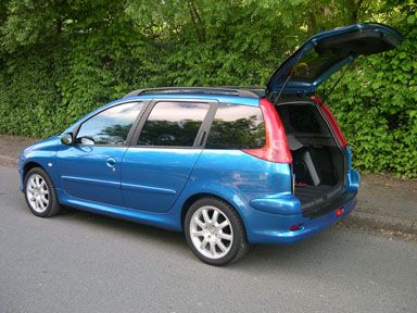 Seitenansicht des Peugeot 206 SW mit getönten hinteren Seitenscheiben. 