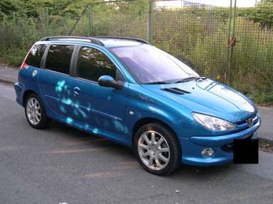 Der Peugeot 206 SW von vorne rechts. Der Peugeot 206 SW von vorne rechts.
