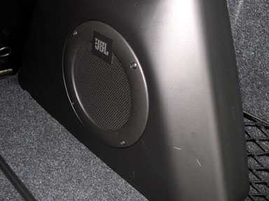 Beschädigter Subwoofer. Beschädigter Subwoofer.