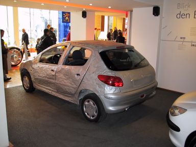 Verbeulter Peugeot 206 aus der Fernsehwerbung. Verbeulter Peugeot 206 aus der Fernsehwerbung.