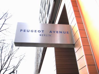 Werbetafel der Niederlassung Peugeot Avenue Berlin. Werbetafel der Niederlassung Peugeot Avenue Berlin.