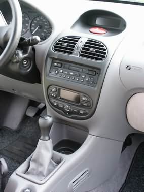 Innenansicht des Peugeot 206. 