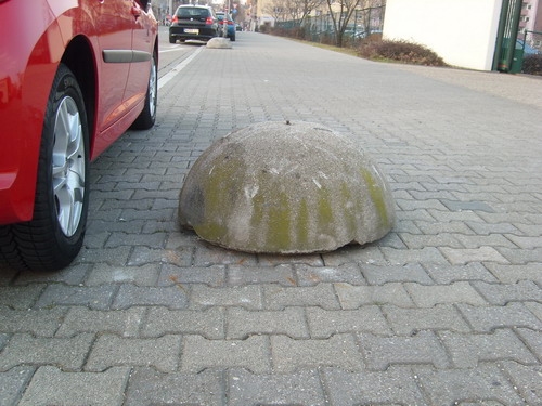 Abgrenzungen der Parkfläche. Parkabgrenzung aus Beton, vom Inneren des Autos nicht zu sehen.