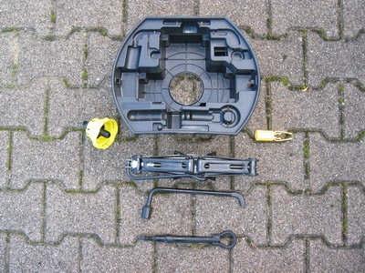 Einmal alles ausgepackt und auf den Boden gelegt. Bordwerkzeug.