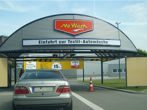 Zufahrt zur Autowäsche. 