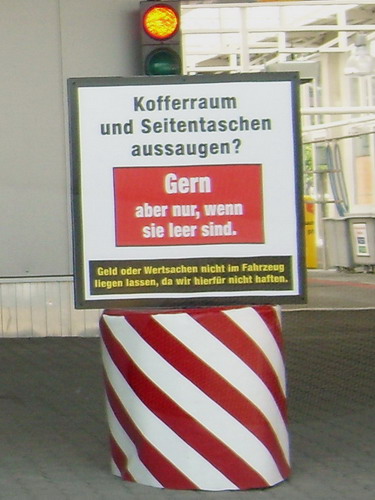 Ein Hinweisschild auf dem steht, dass Seitentaschen und Kofferraum nur gesaugt werden, wenn alles ausgeräumt ist. 