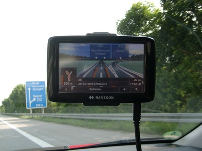Stets bei den längeren Fahrstrecken mit dabei. Navi an der Scheibe.